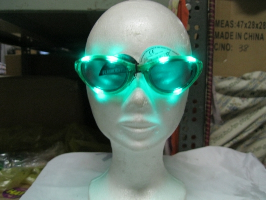 costume di carnevale OCCHIALI LED LUMINOSI COL. ASSORTITI